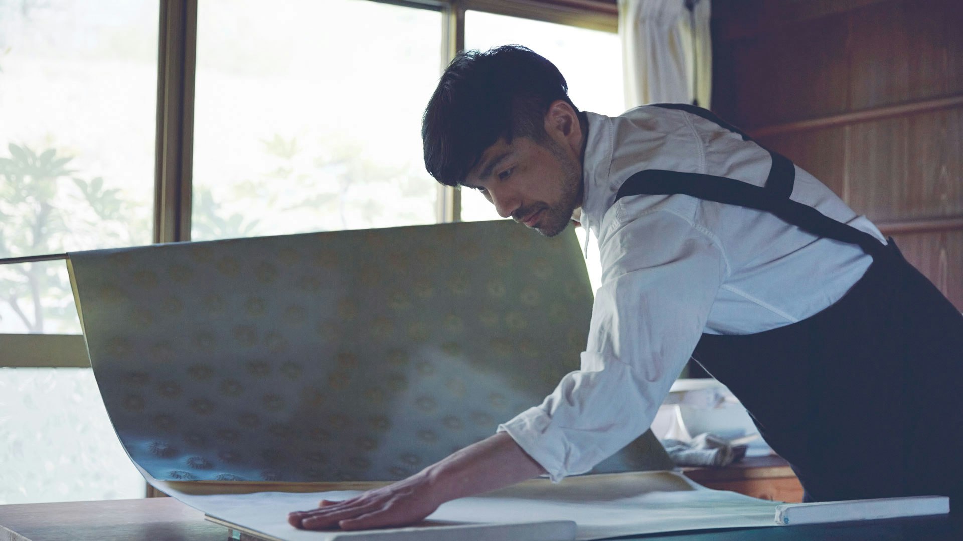 Decorative Paper Artist Working on a Custom Karakami Design. Stay and learn with him in Japan. #creativevacation #vawaa #japan #printmaking #printmakingtechniques #decorativepaper #papercrafts #homedecor #slowtravel  #howtomake #interiordesign