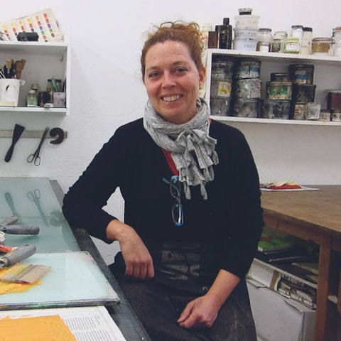 Learn to make your own printmaking projects using printmaking techniques like silkscreen and drypoint. Roser will guide you to the process in her historical art studio in Barcelona, Spain #creativevacation #vawaa #europe #barcelona #creativity #printmaking #printmakingtechniques #decorativepaper #papercrafts #homedecor #slowtravel #howtomake