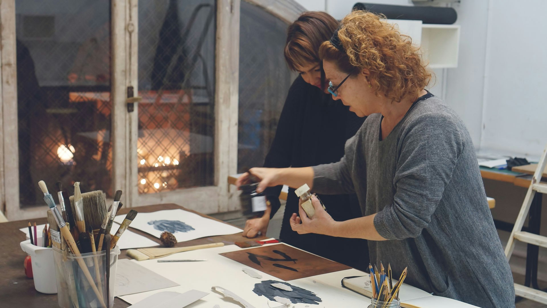Printmaking workshop in the making. Roser teaches printmaking techniques such as silkscreen and drypoint in her artstudio based in Barcelona, Spain #creativevacation #vawaa  #europe #barcelona #creativity #printmaking #printmakingtechniques #decorativepaper #papercrafts #homedecor #slowtravel  #howtomake