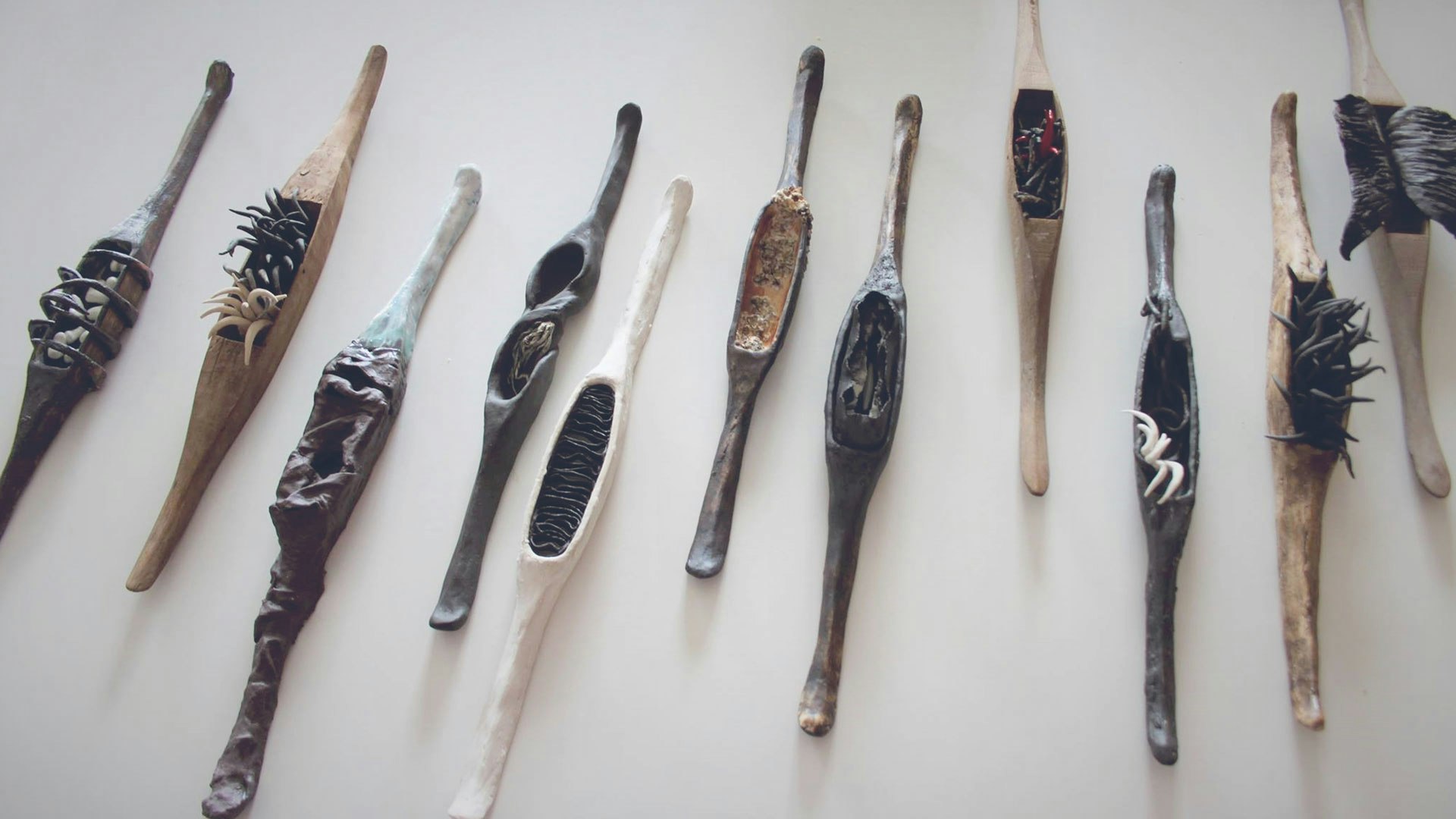 Small Decorative Ceramic Items Inspired by the Beauty of the Underwater World. Created by Belgian Ceramic Artist Mie. #creativevacation #vawaa #discoverbelgium #claypottery #europe #belgium #ceramicsidea #claycrafts #ceramicart #art #creativity #porcelain