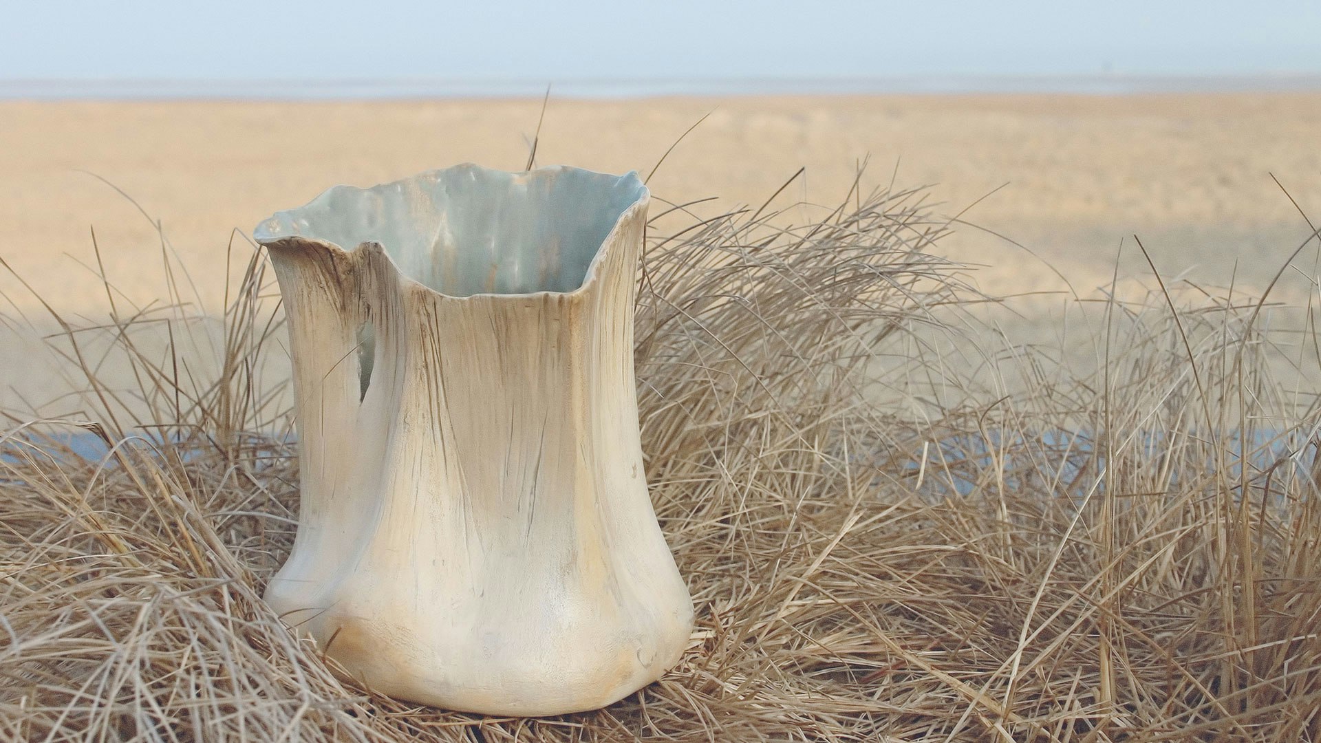 Can you believe this bone like structure is in fact made from porcelain and clay? Learn how an artist transforms clay into surreal art at Mie's ceramic art workshop, in Belgium. #creativevacation #vawaa #discoverbelgium #claypottery #europe #belgium #ceramicsidea #claycrafts #ceramicart #art #creativity #porcelain