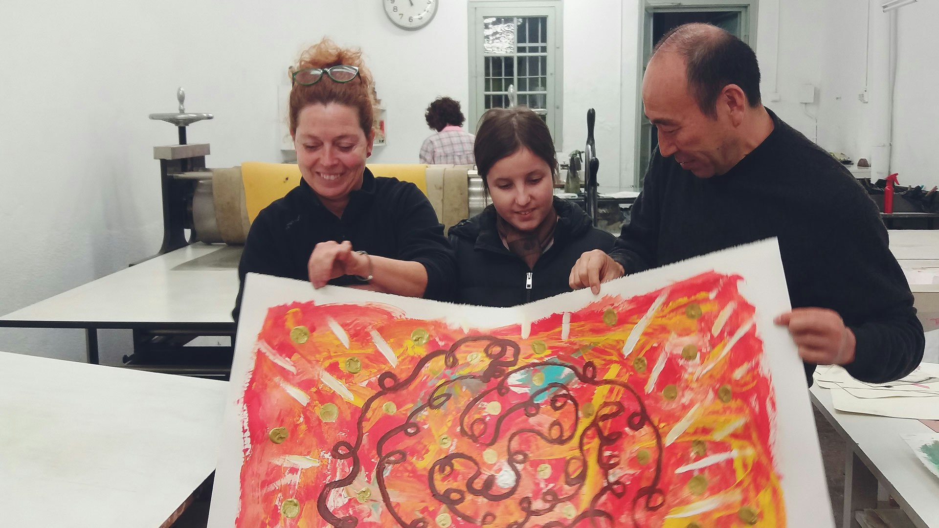 Great solo travel idea for women visiting Barcelona: Roser opens her studio's doors to teach creatives printmaking techniques. #creativevacation #vawaa  #europe #barcelona #creativity #printmaking #printmakingtechniques #decorativepaper #papercrafts #homedecor #slowtravel  #howtomake