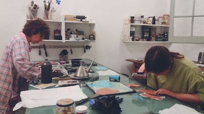 Printmaking artist at work in her artstudio based in Barcelona, Spain, where she welcomes travelers from all over the world interested in learning silkscreen and drypoint techniques. #creativevacation #vawaa  #europe #barcelona #creativity #printmaking #printmakingtechniques #decorativepaper #papercrafts #homedecor #slowtravel  #howtomake