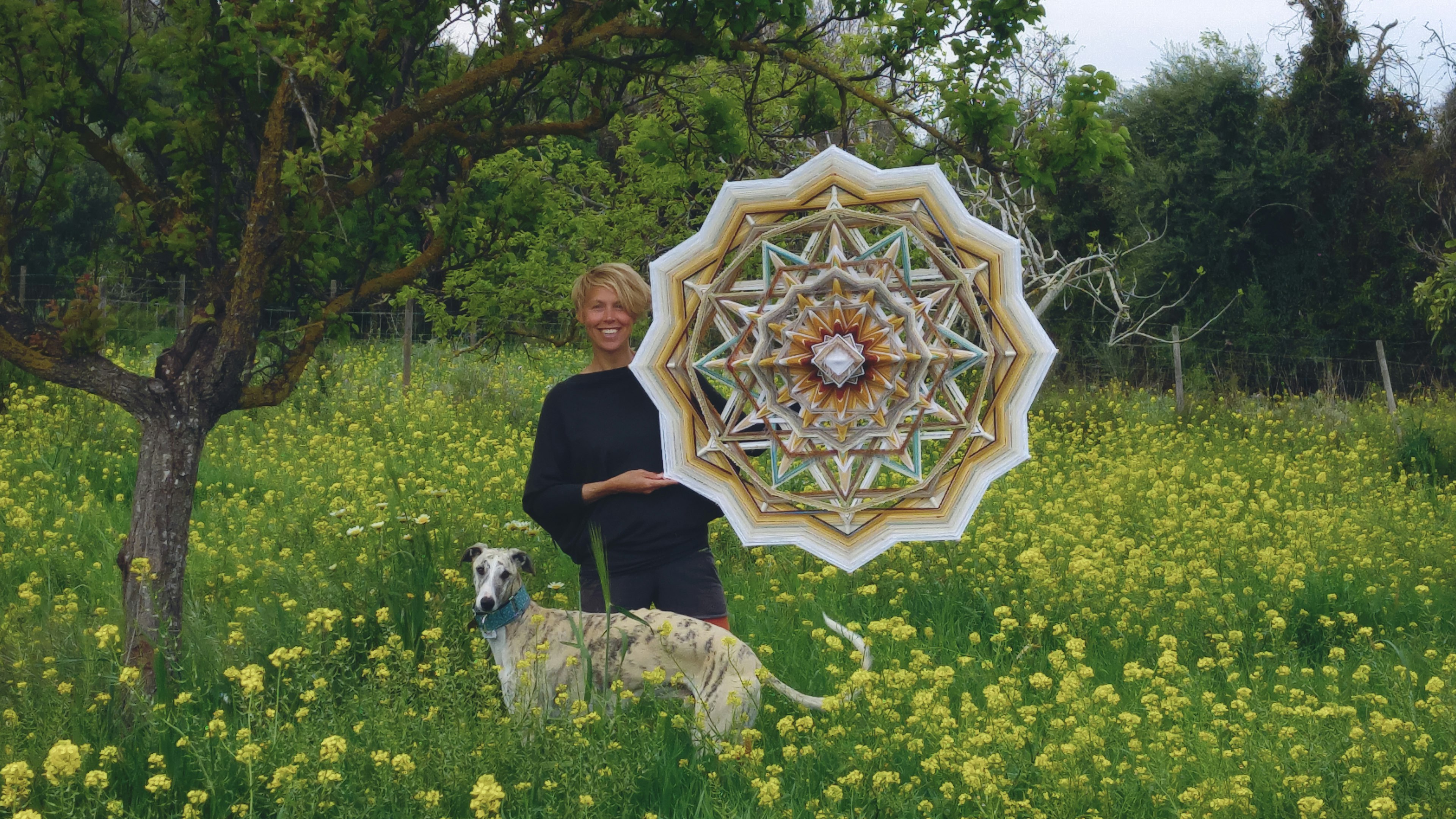 アート・デザイン・音楽 The Magnificent Jewels of Vera Hue Learn Mandala Weaving with Cloe in Spain | VAWAA