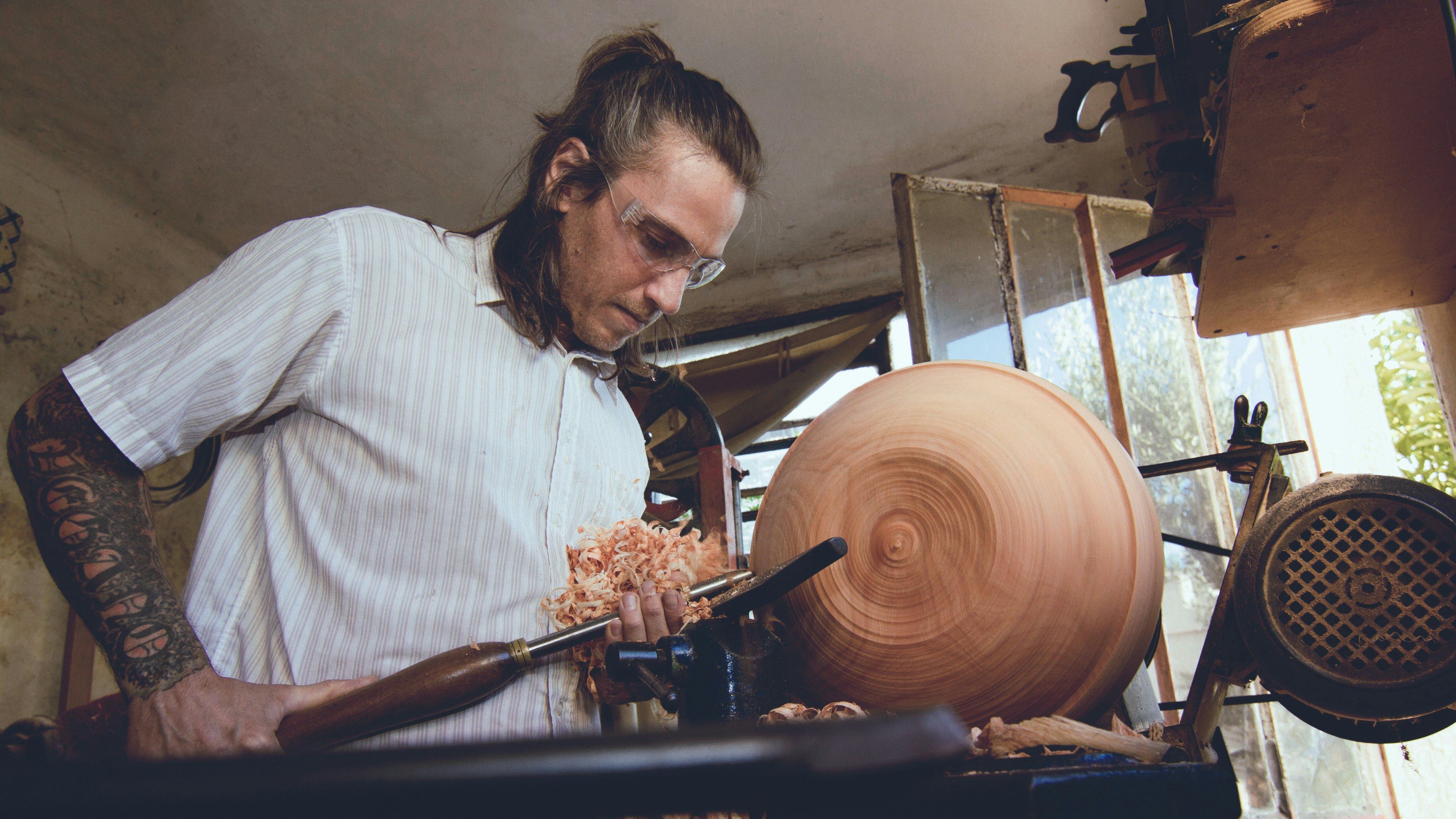 Work with different locally sourced woods like ash, privet, walnut, cape lilac and natives like guyuvira quebracho.