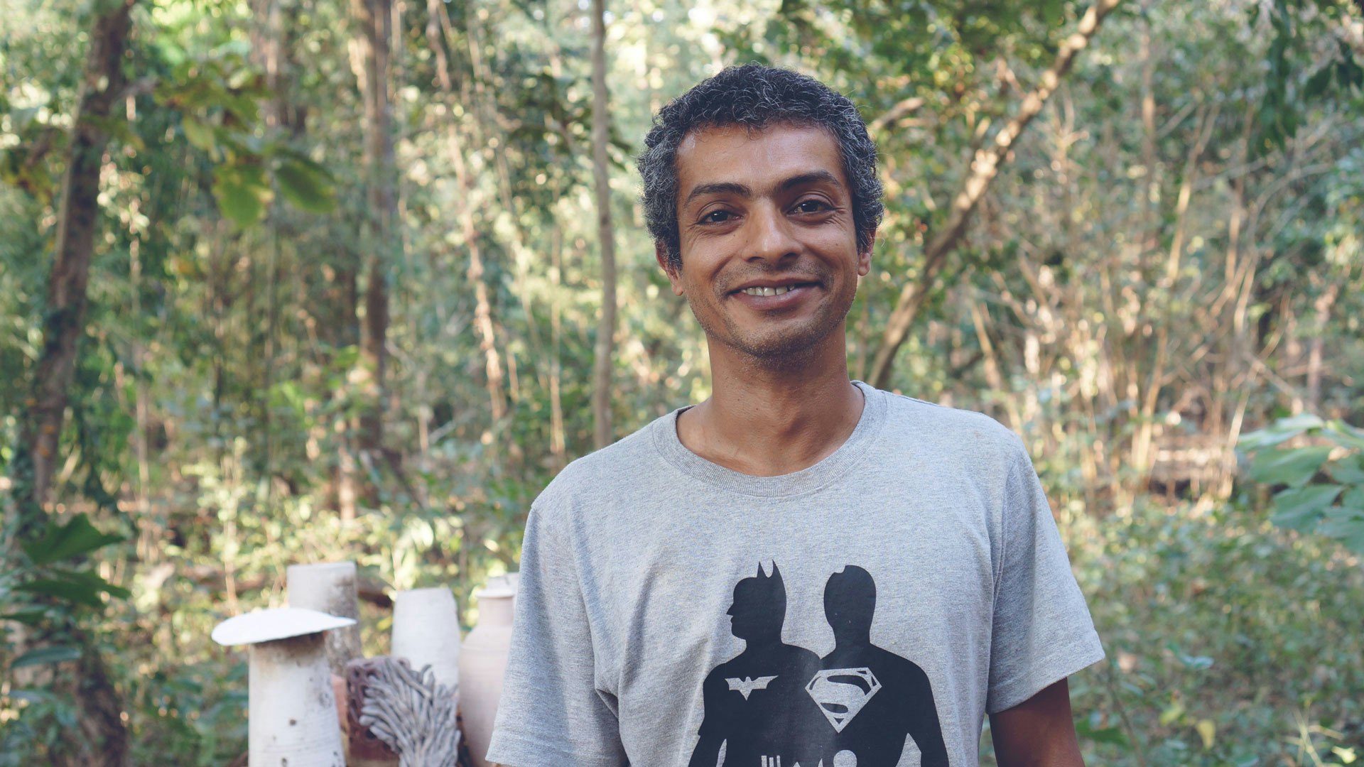 Learn ceramic pottery and traditional clay molding techniques from Thomas, India's finest ceramist, while enjoying the best of what Goa has to offer: slow travel experiences, away from the crowded path. #creativevacation #vawaa #discovergoa #claypottery #india #ceramicsidea #claycrafts #ceramicart #travelasia #art #creativity