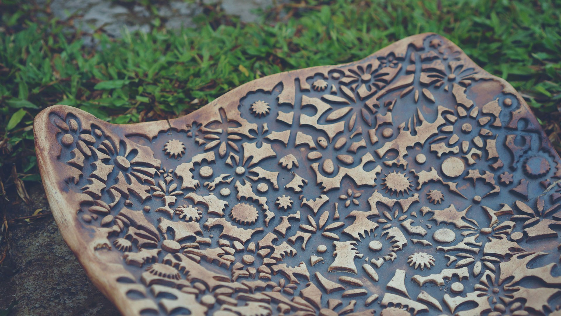 Learn from an artist how to create beautiful ceramic art using wheel turning traditional techniques and clay in Goa, India. #creativevacation #vawaa #discovergoa #claypottery #india #ceramicsidea #claycrafts #ceramicart #travelasia #art #creativity