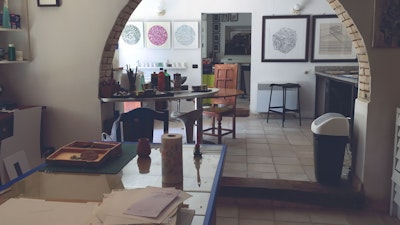 In the studio of printmaking artist Colleen in Italy | Art & Travel Experience via VAWAA - Vacation with an Artist #printmaking #decorating #italy #travel #art #artist #design #architecture #vawaa #creativevacation