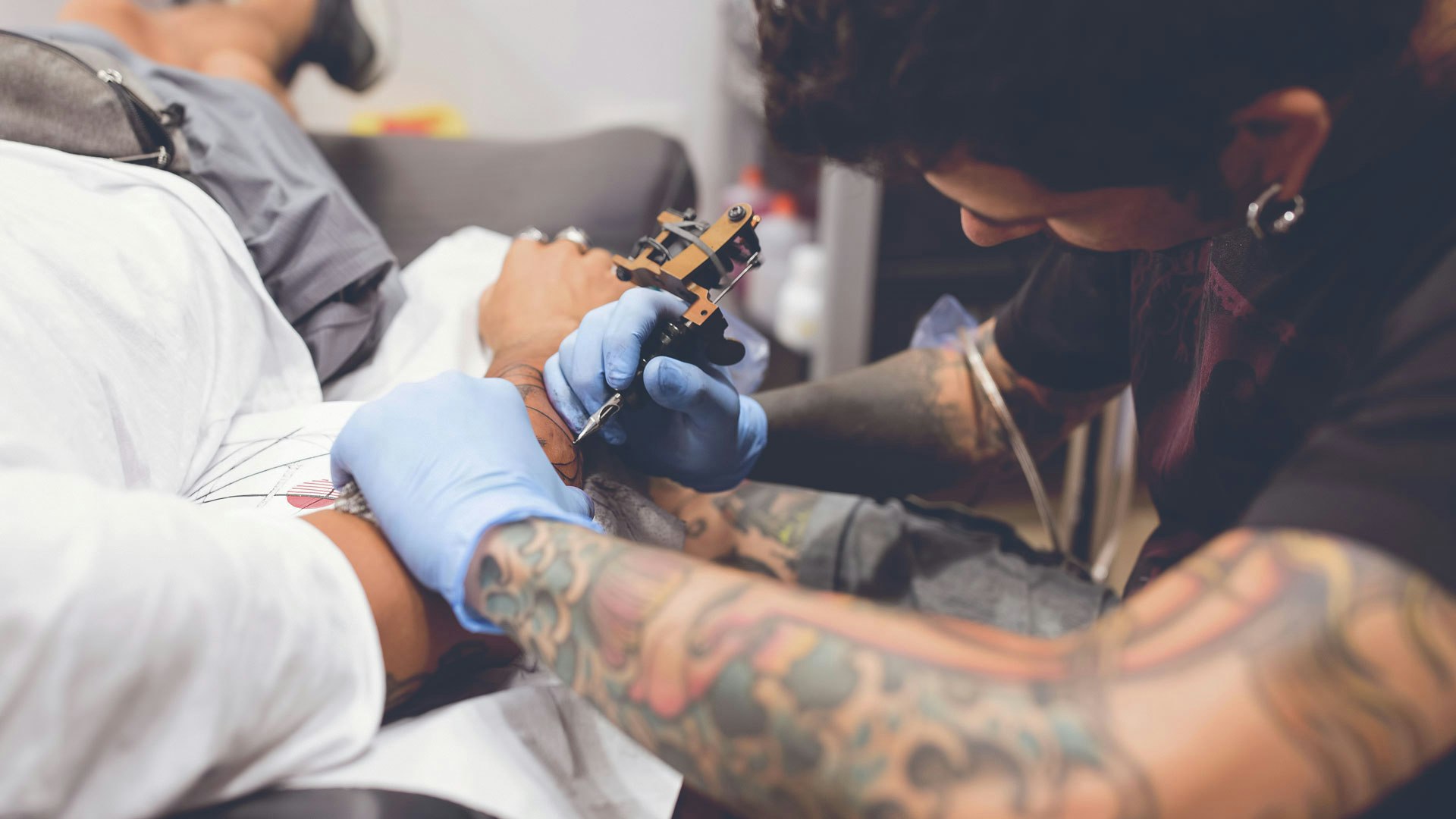 Tattooing in progress with Brazilian master artist Taiom via VAWAA - Vacation with an Artist in Brasil #tattoo #learn #art #artists #skills #brasil #travel #creativevacation #vawaa